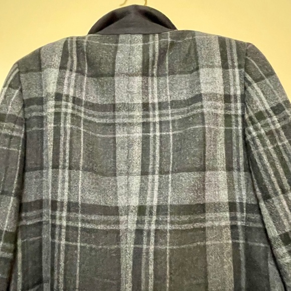 AKRIS Punto  Lovely, charcoal, plaid blazer. 100% wool.   Medium. - Picture 9 of 11